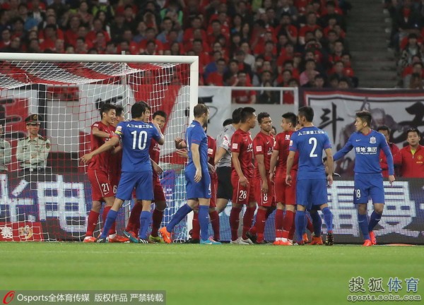 柏林德比火药味十足，双方红牌险酿冲突