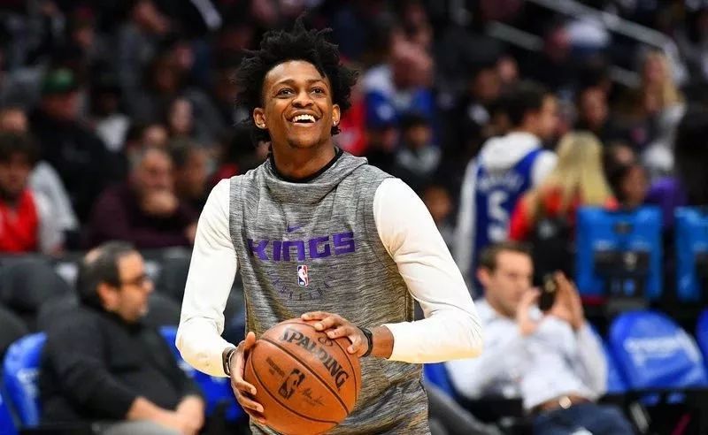  勇士惊险逆转快船，库里三分绝杀立大功  